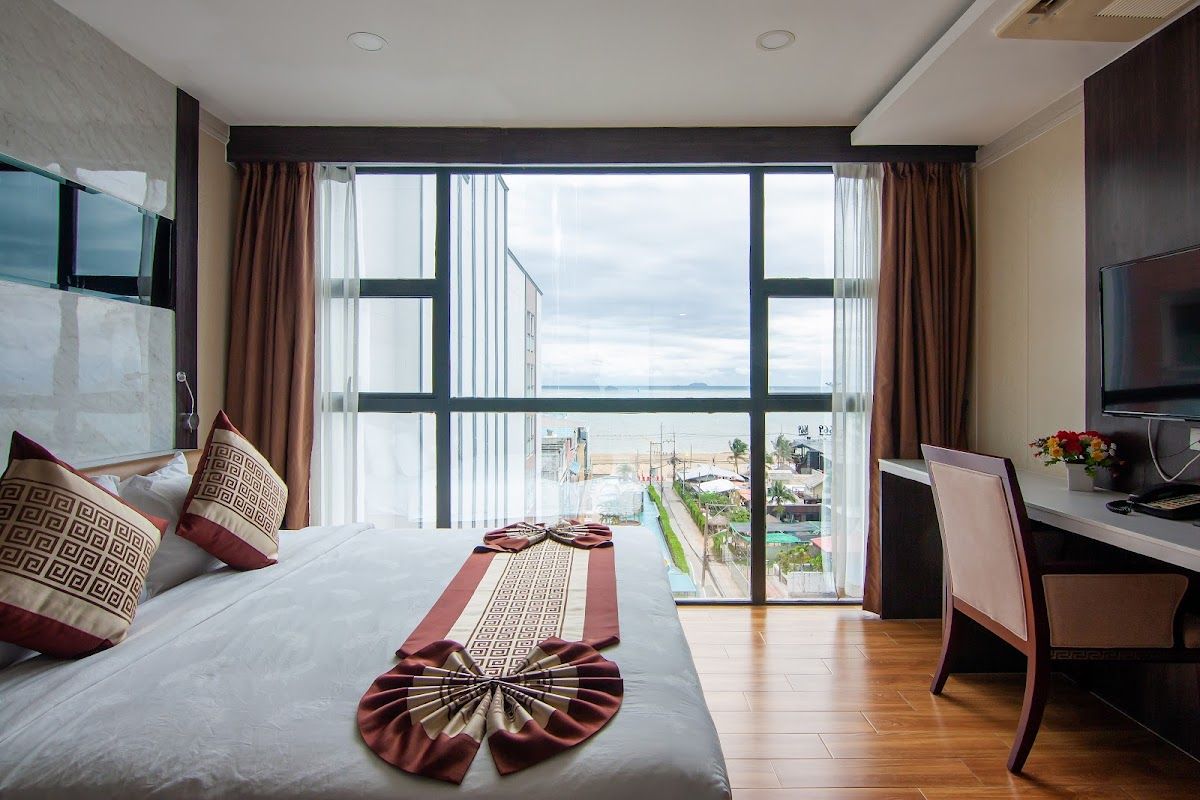 Golden Coast Hotel Jomtien pool and grounds in Jomtien