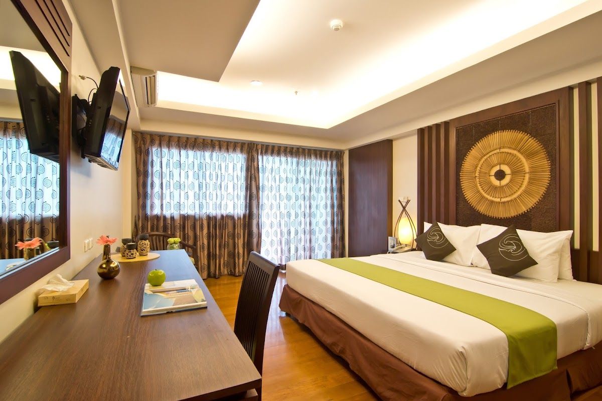 Golden Sea Hotel Pattaya pool and grounds in North Pattaya
