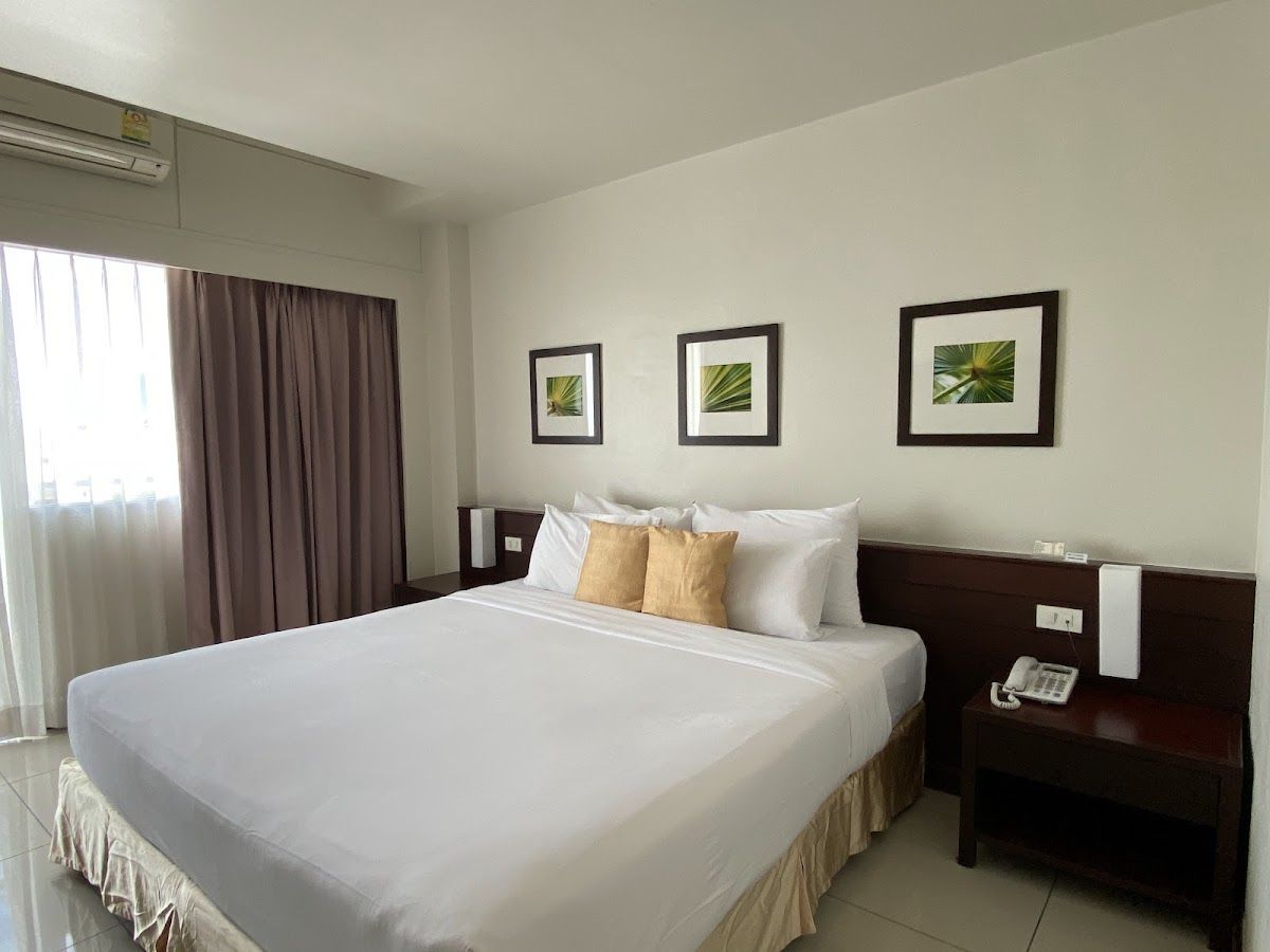 Grand Hotel pool and grounds in Central Pattaya