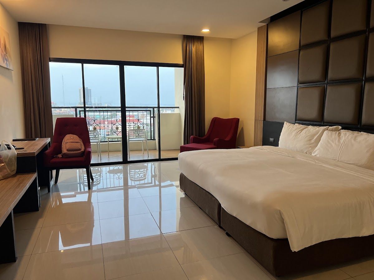 Grand Palazzo Hotel Pattaya pool and grounds in Central Pattaya
