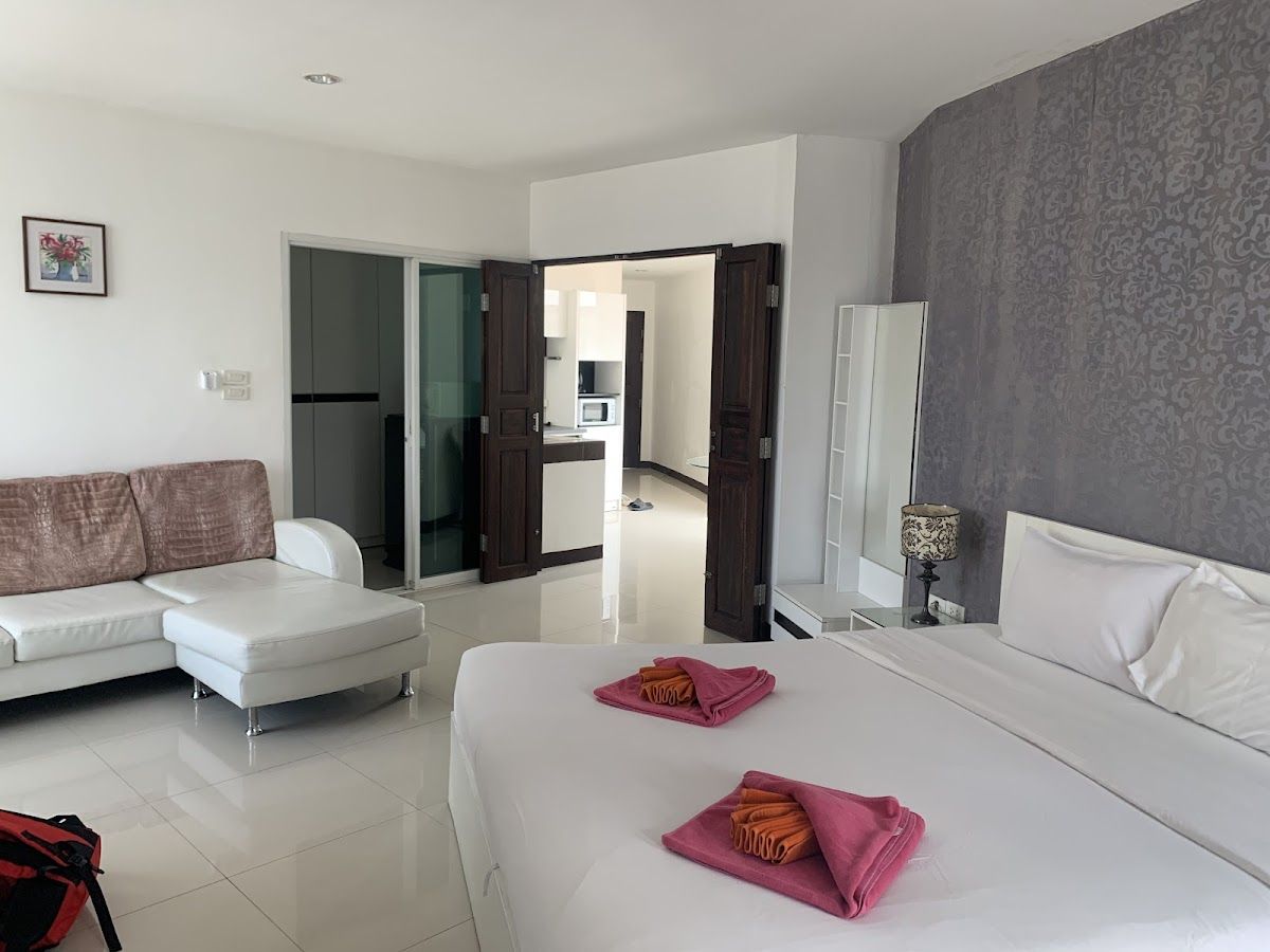 Grand Residence Hotel pool and grounds in Jomtien Beach
