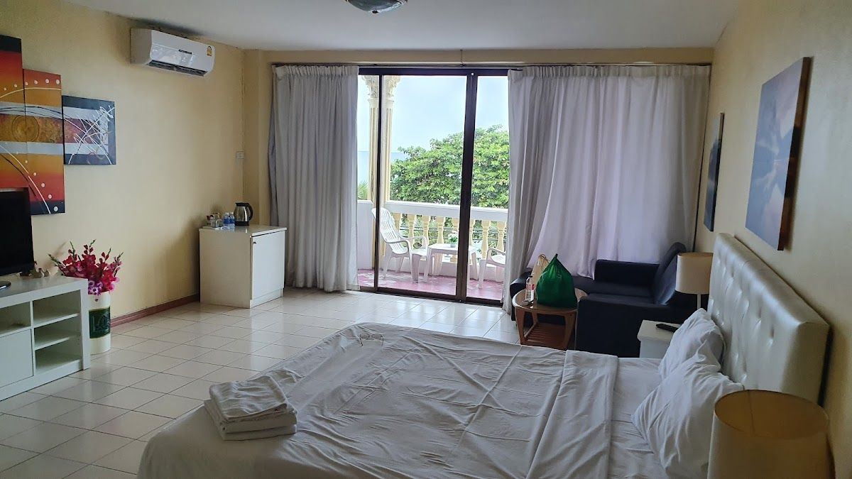 Happy Vikings - Hotel, Bar & Restaurant pool and grounds in Jomtien Beach