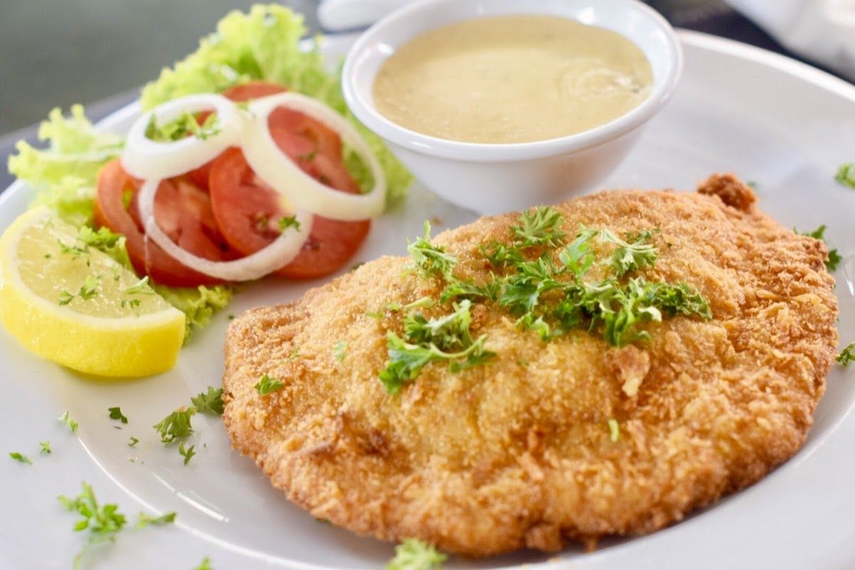 Harry’s Hotel Bar & Restaurant facilities in Central Pattaya