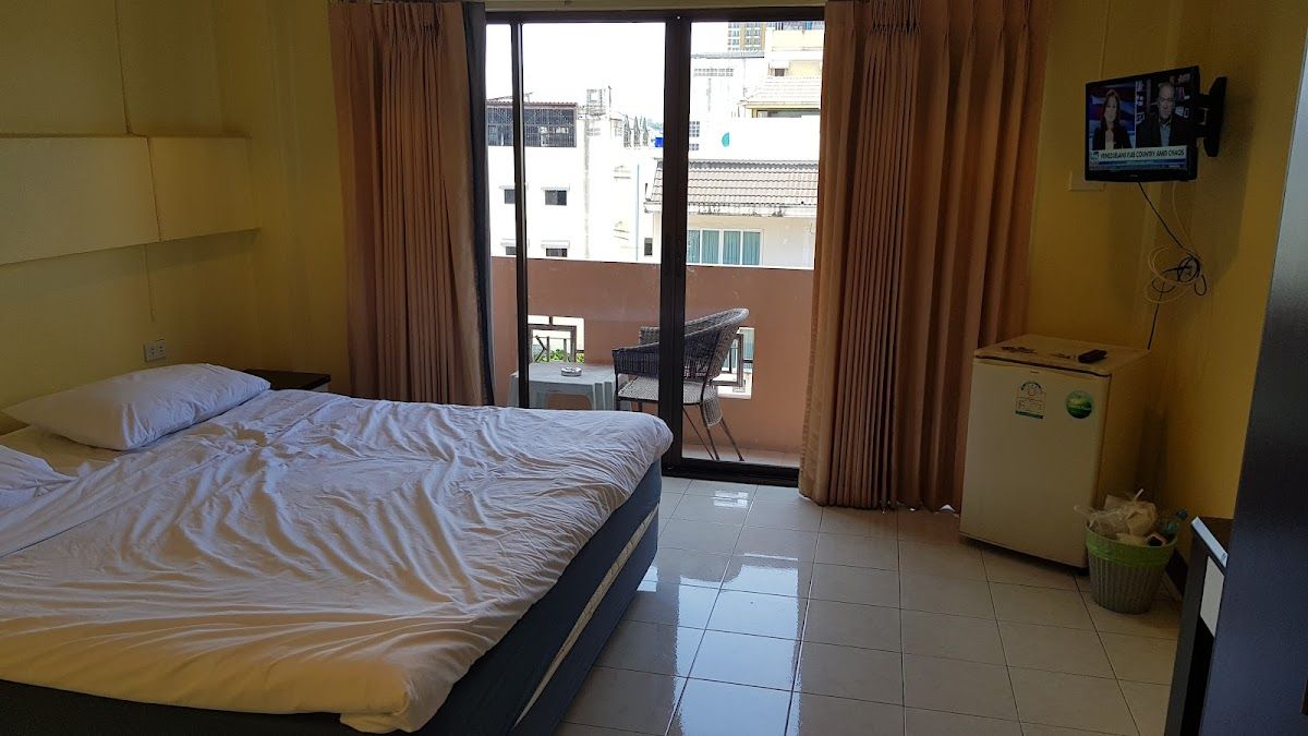 Harry’s Hotel Bar & Restaurant pool and grounds in Central Pattaya