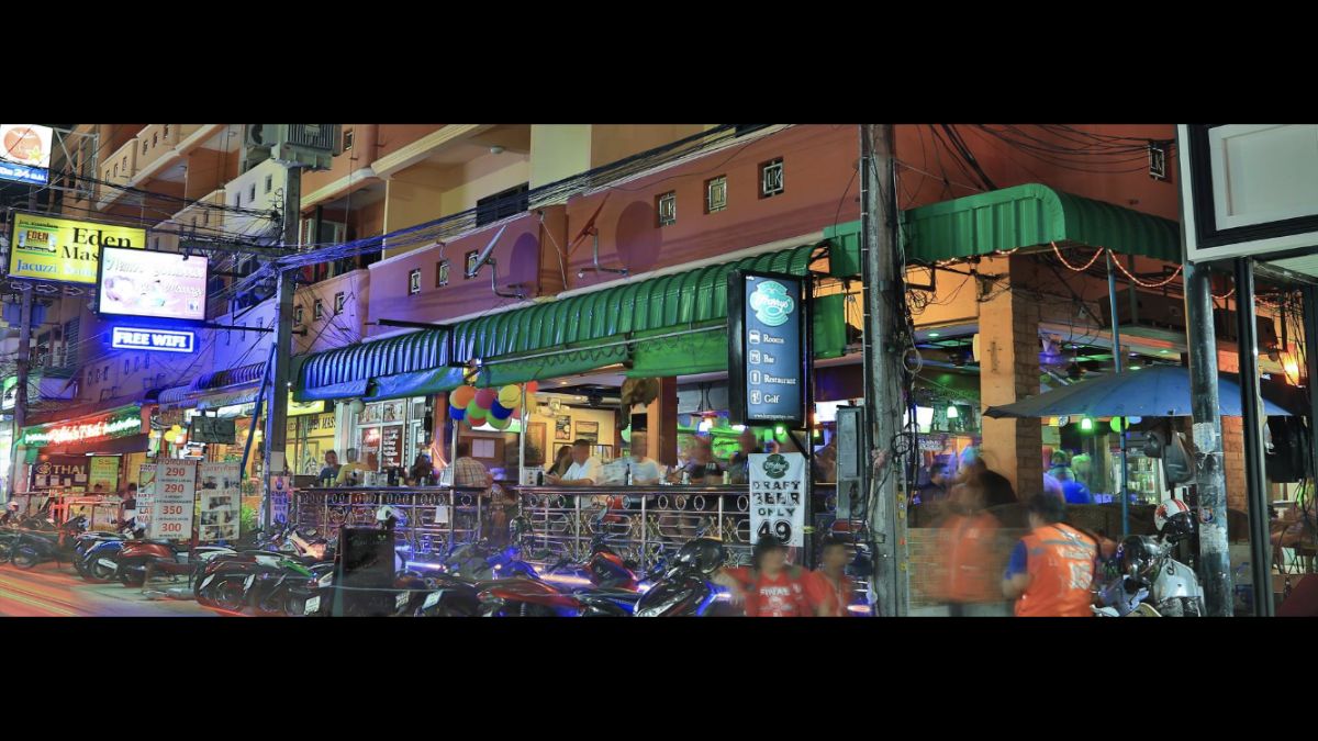 Harry’s Hotel Bar & Restaurant room interior in Central Pattaya