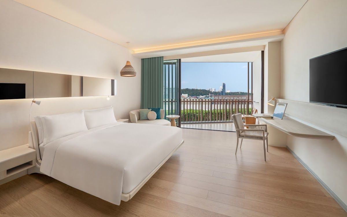 Hilton Pattaya pool and grounds in Central Pattaya