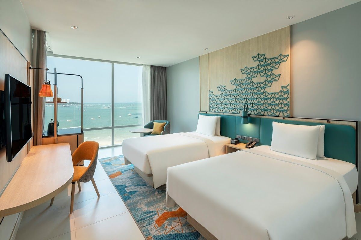 Holiday Inn Pattaya by IHG pool and grounds in Central Pattaya