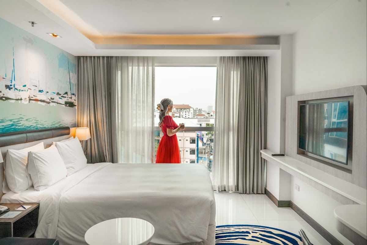 Holiday Inn Pattaya pool and grounds in Central Pattaya