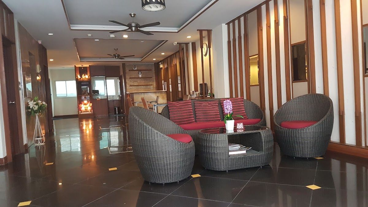 Honey Boutique Hotel pool and grounds in Central Pattaya