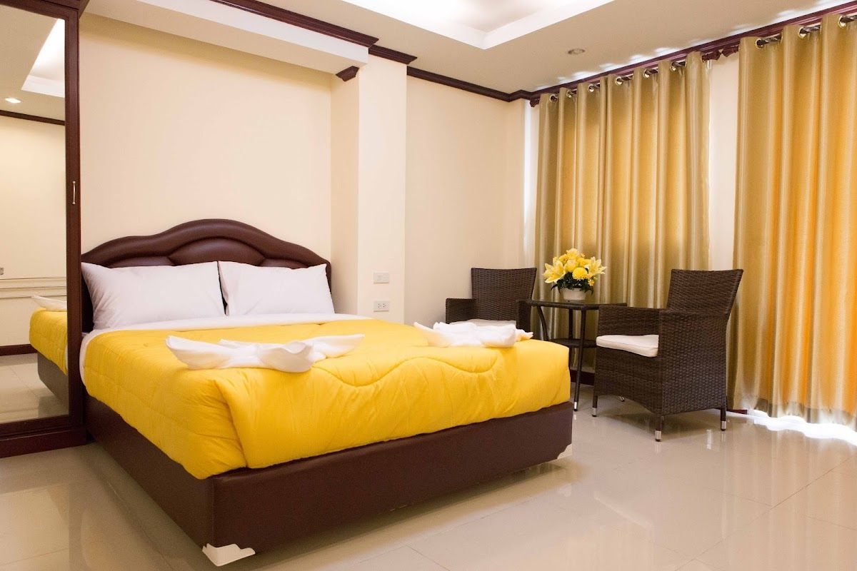 Honey House 3 pool and grounds in Jomtien Beach