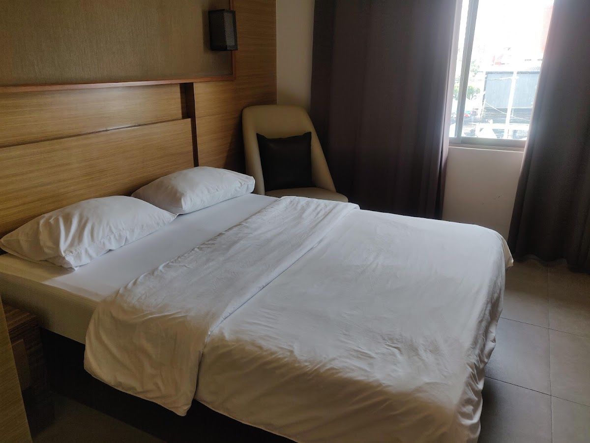 Honey Lodge Hotel pool and grounds in Central Pattaya