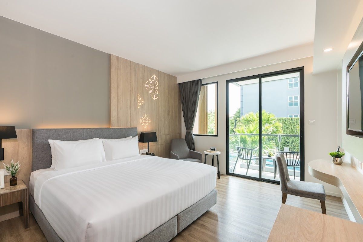 Hotel Amber Pattaya pool and grounds in Central Pattaya