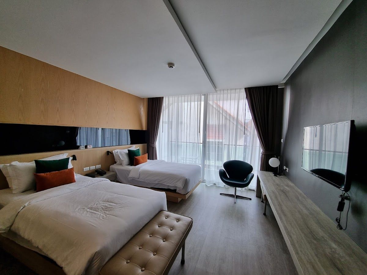Hotel Vista Pattaya pool and grounds in Central Pattaya
