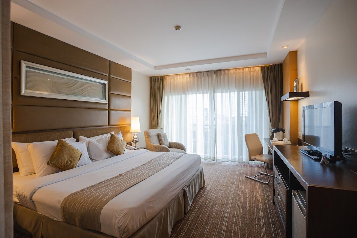 INTIMATE HOTEL pool and grounds in Central Pattaya