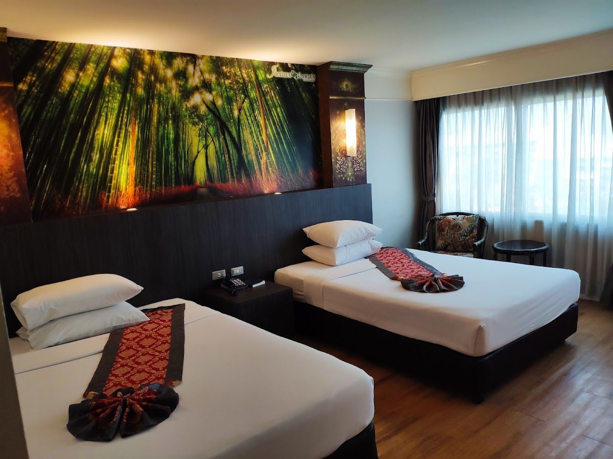 Jomtien Garden Hotel pool and grounds in Jomtien