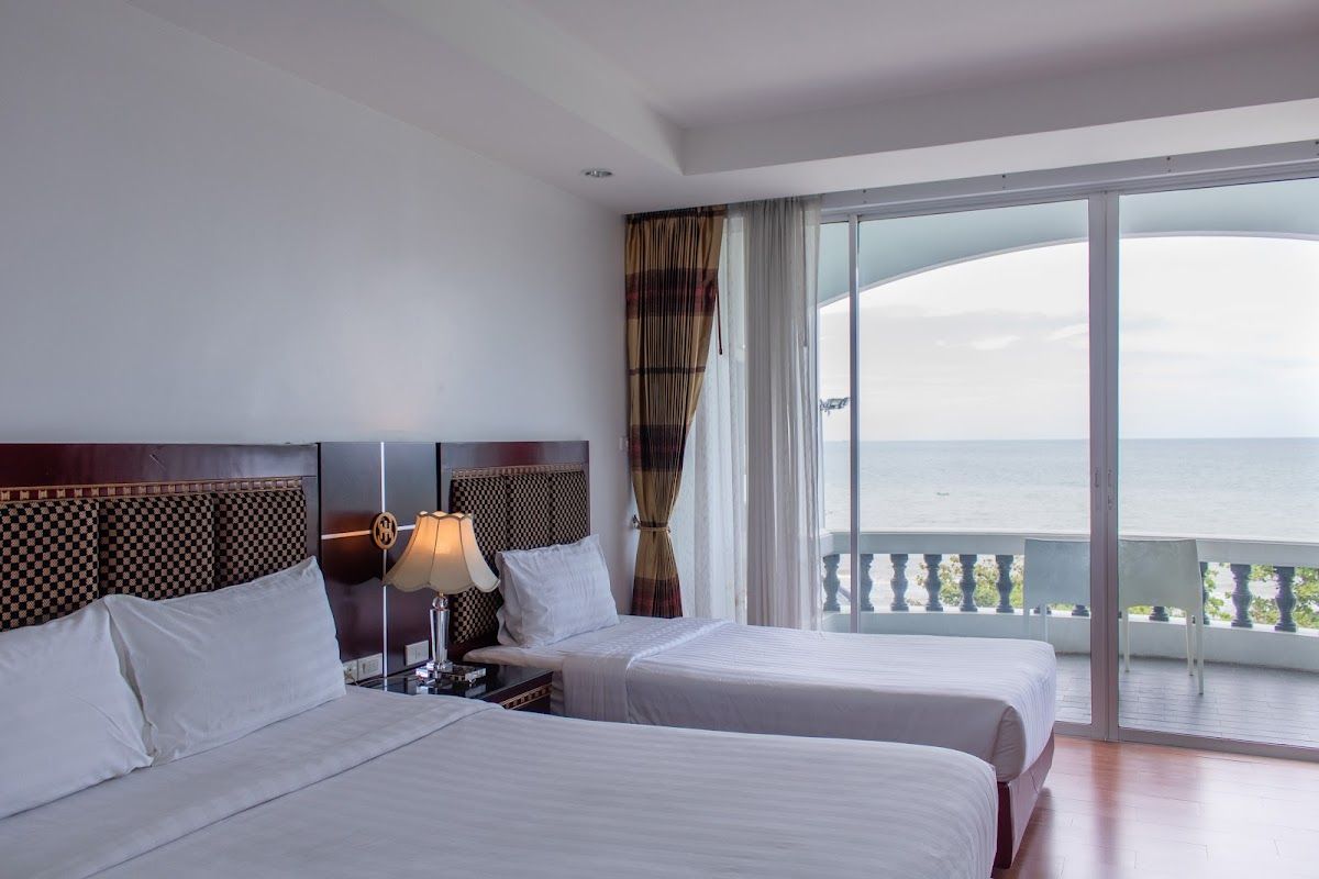 Jomtien Hisotel pool and grounds in Jomtien Beach