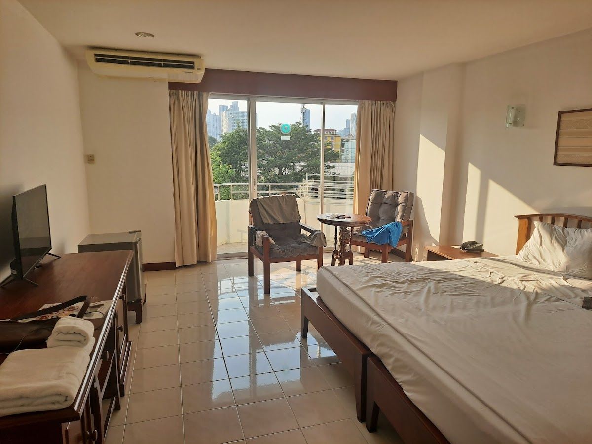 JP Villa Pattaya pool and grounds in Naklua