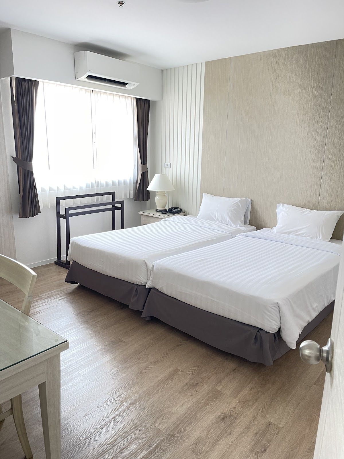 Kantary Bay Hotel Pattaya pool and grounds in Central Pattaya