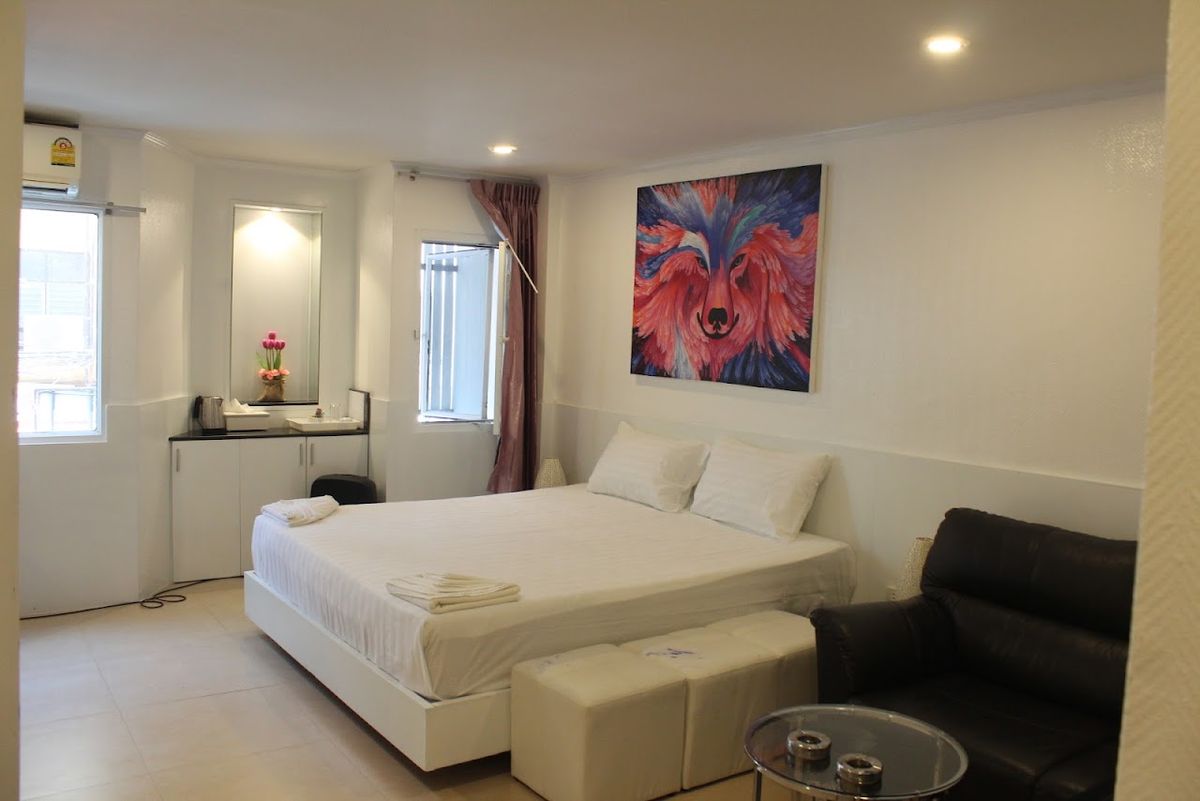 La Royale Beach Hotel Pattaya pool and grounds in North Pattaya