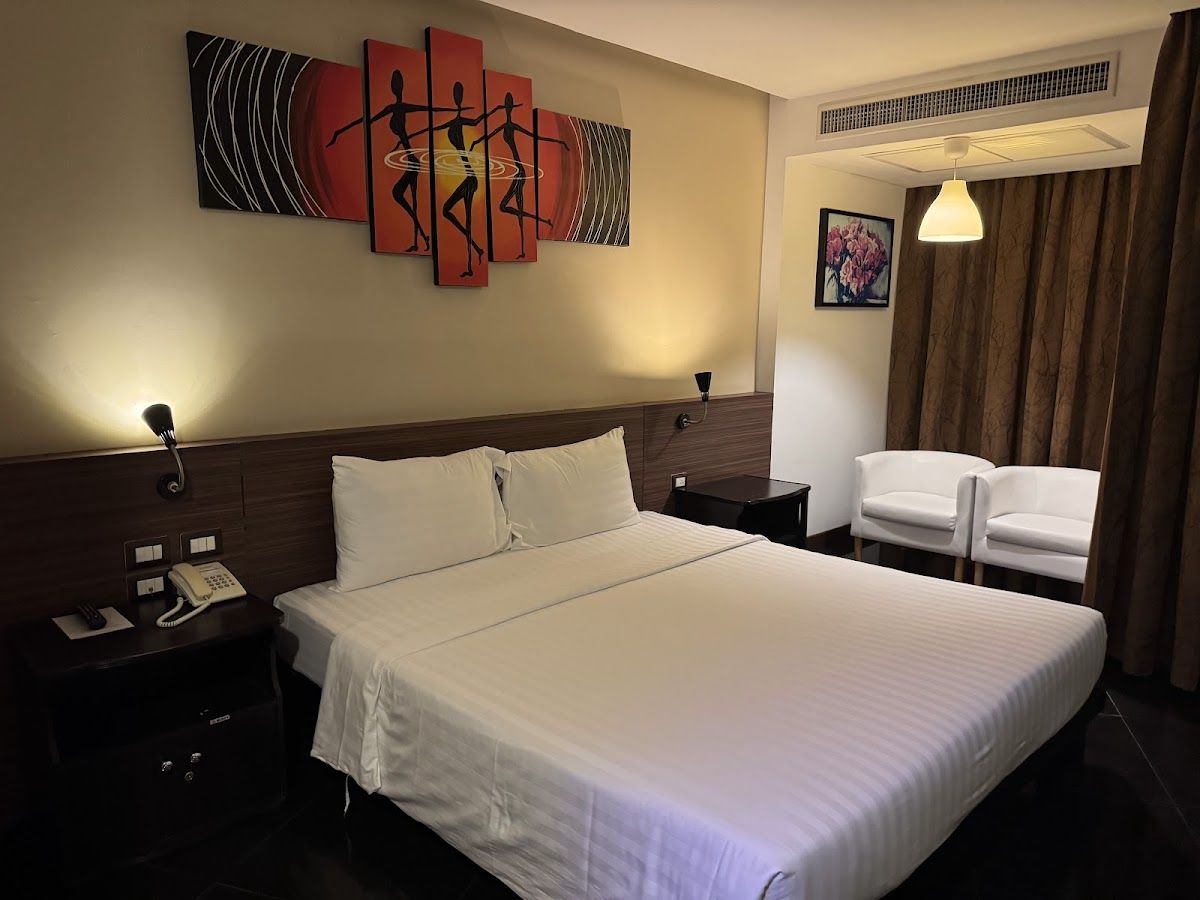 Lakkhana Poolside Resort pool and grounds in Central Pattaya