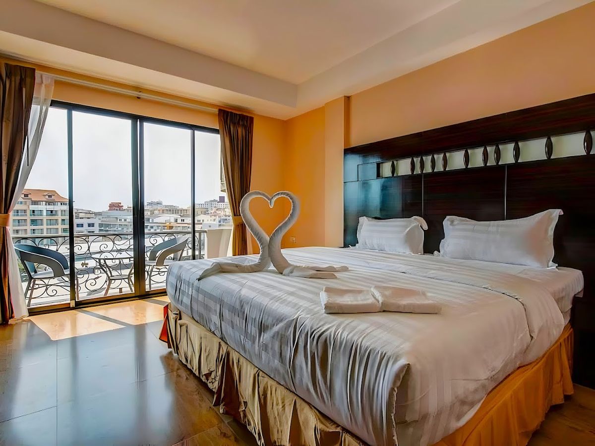 Land Royal Residence Pattaya pool and grounds in Central Pattaya