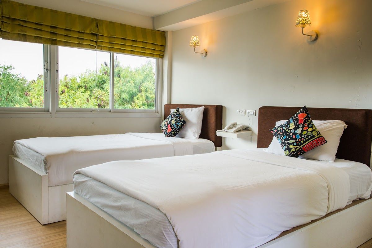 Lantana Pattaya Hotel & Resort pool and grounds in Central Pattaya