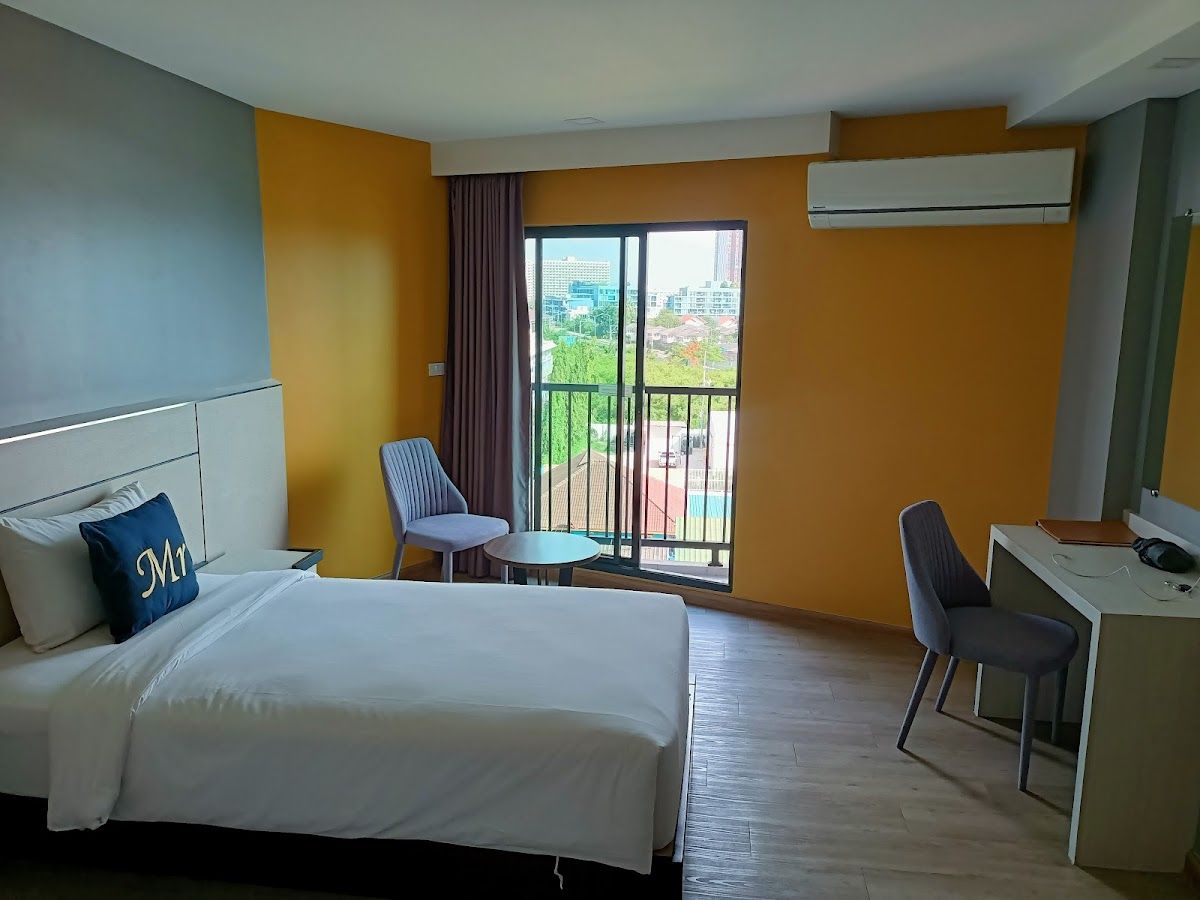 Lawinta Hotel pool and grounds in Jomtien Beach