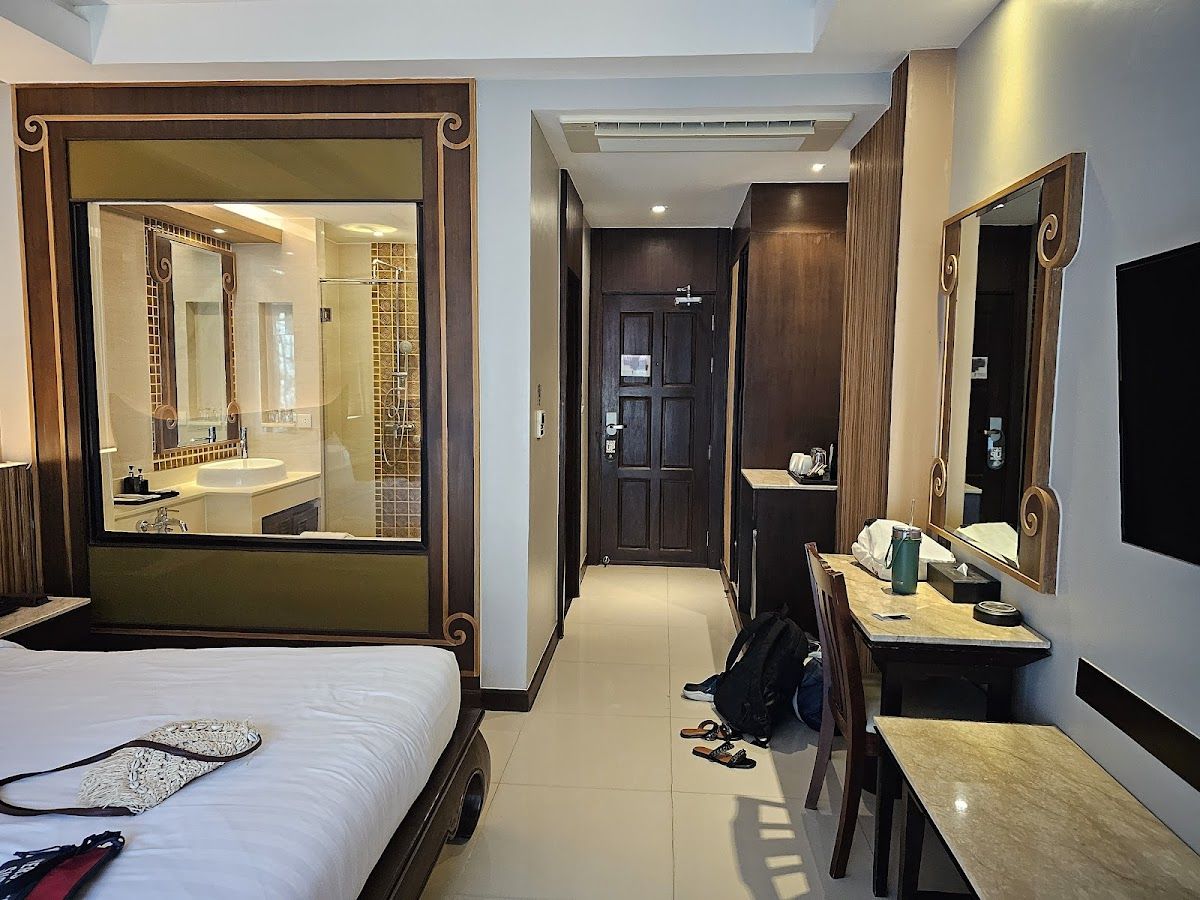 Le Bali Resort pool and grounds in Central Pattaya