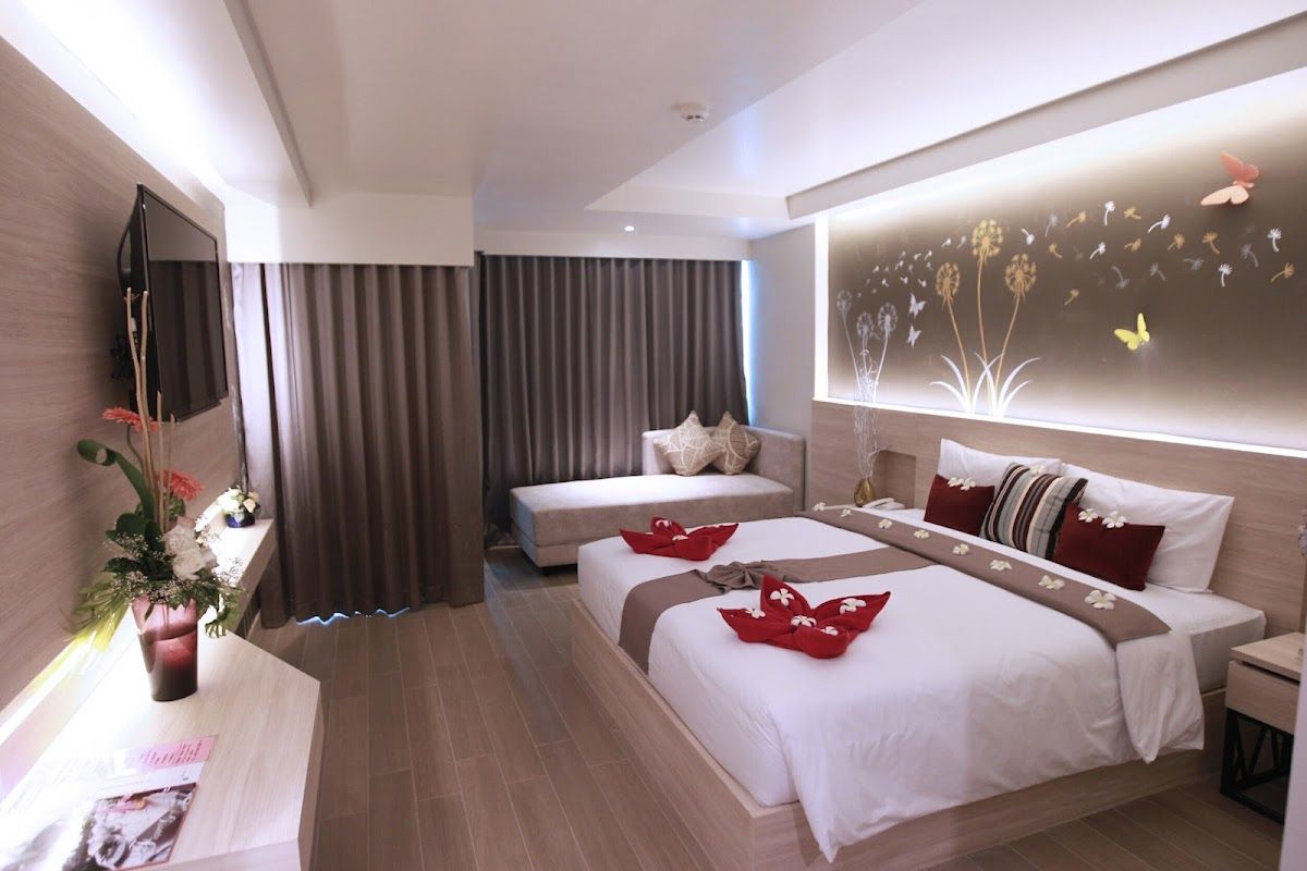 Levana Hotel Pattaya pool and grounds in Central Pattaya