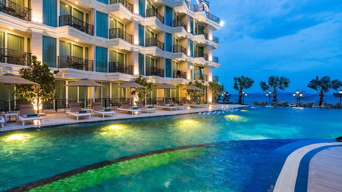 LK Emerald Beach exterior in Central Pattaya