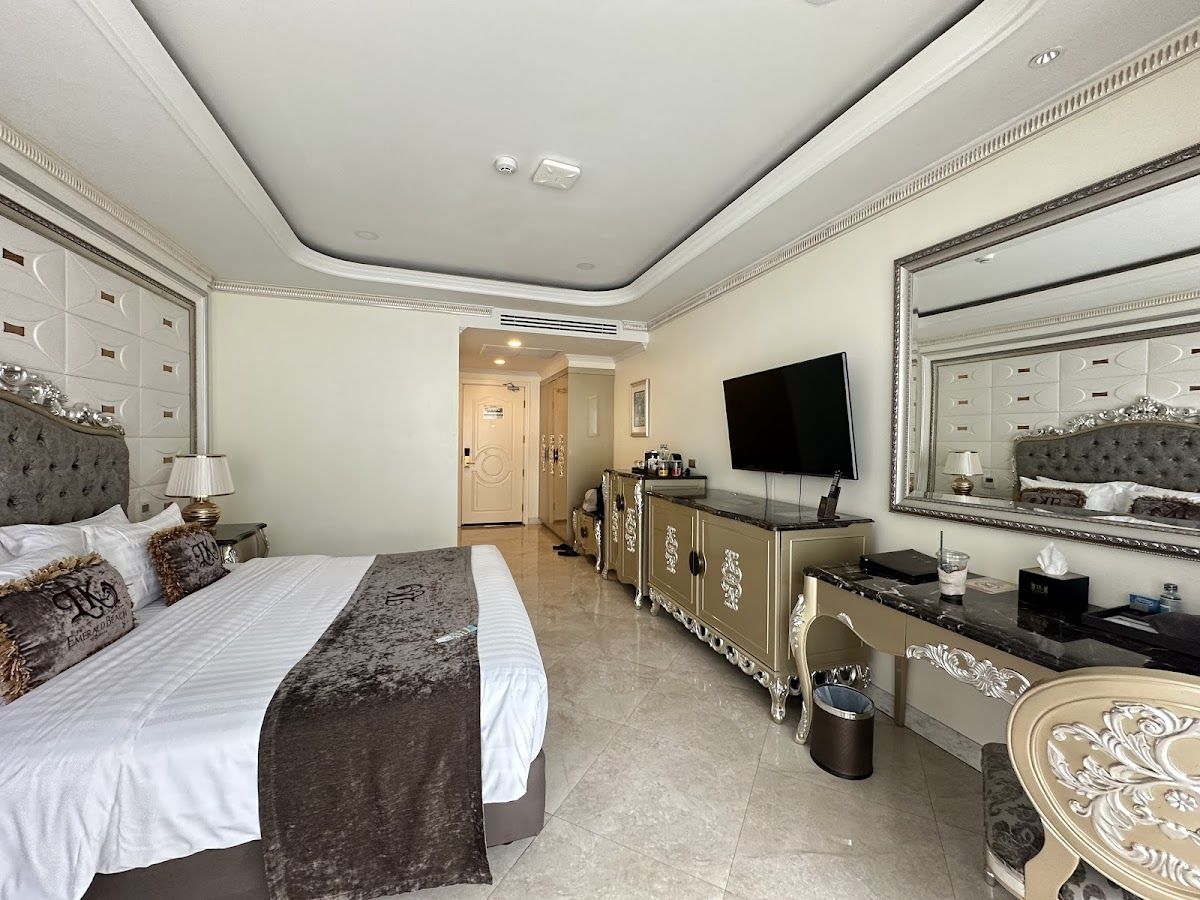 LK Emerald Beach pool and grounds in Central Pattaya