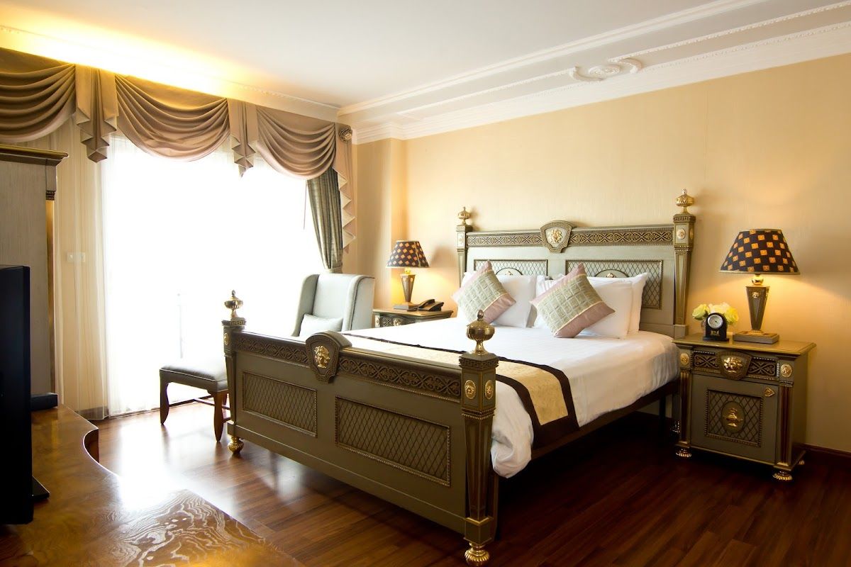 LK Metropole Hotel pool and grounds in Central Pattaya