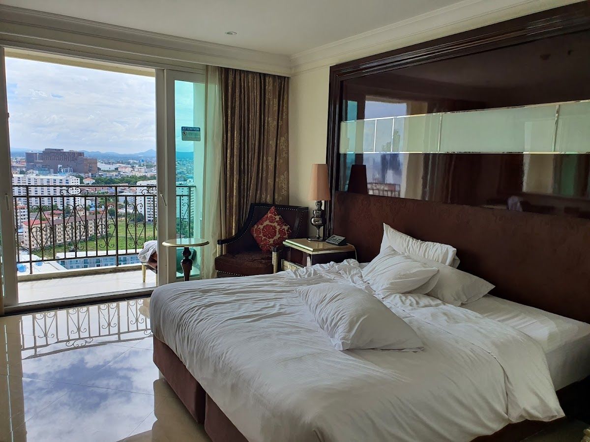 LK President pool and grounds in Central Pattaya