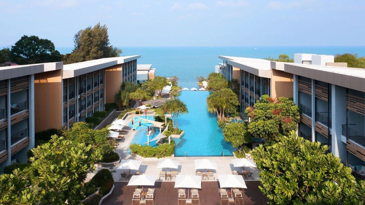 LK Renaissance Hotel exterior in Central Pattaya