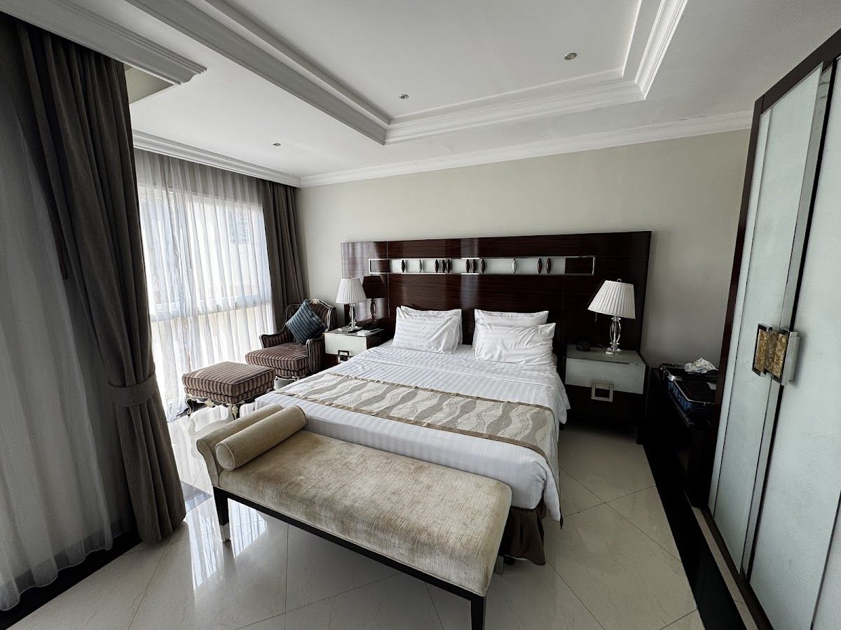 LK Royal Wing pool and grounds in Central Pattaya