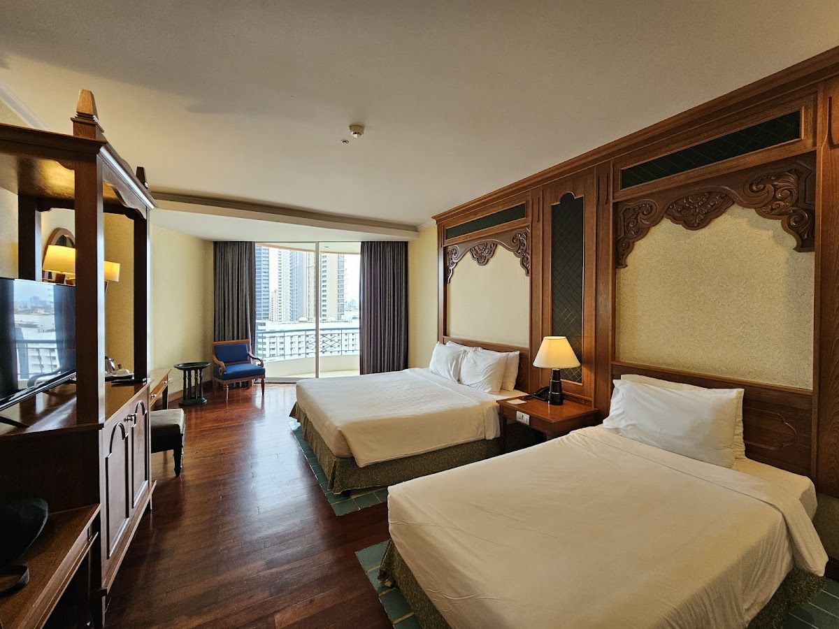 Long Beach Garden Hotel & Spa pool and grounds in Central Pattaya