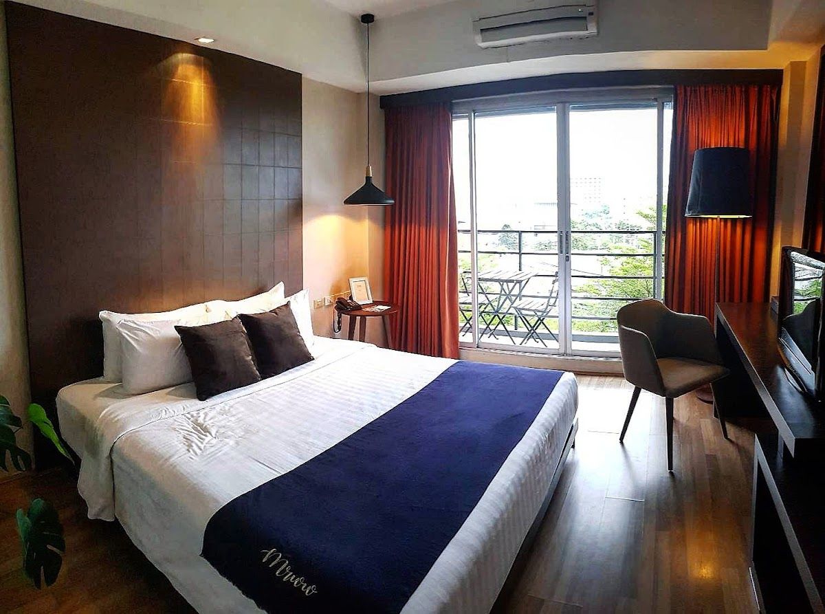 Manita boutique Hotel pool and grounds in Pratumnak Hill