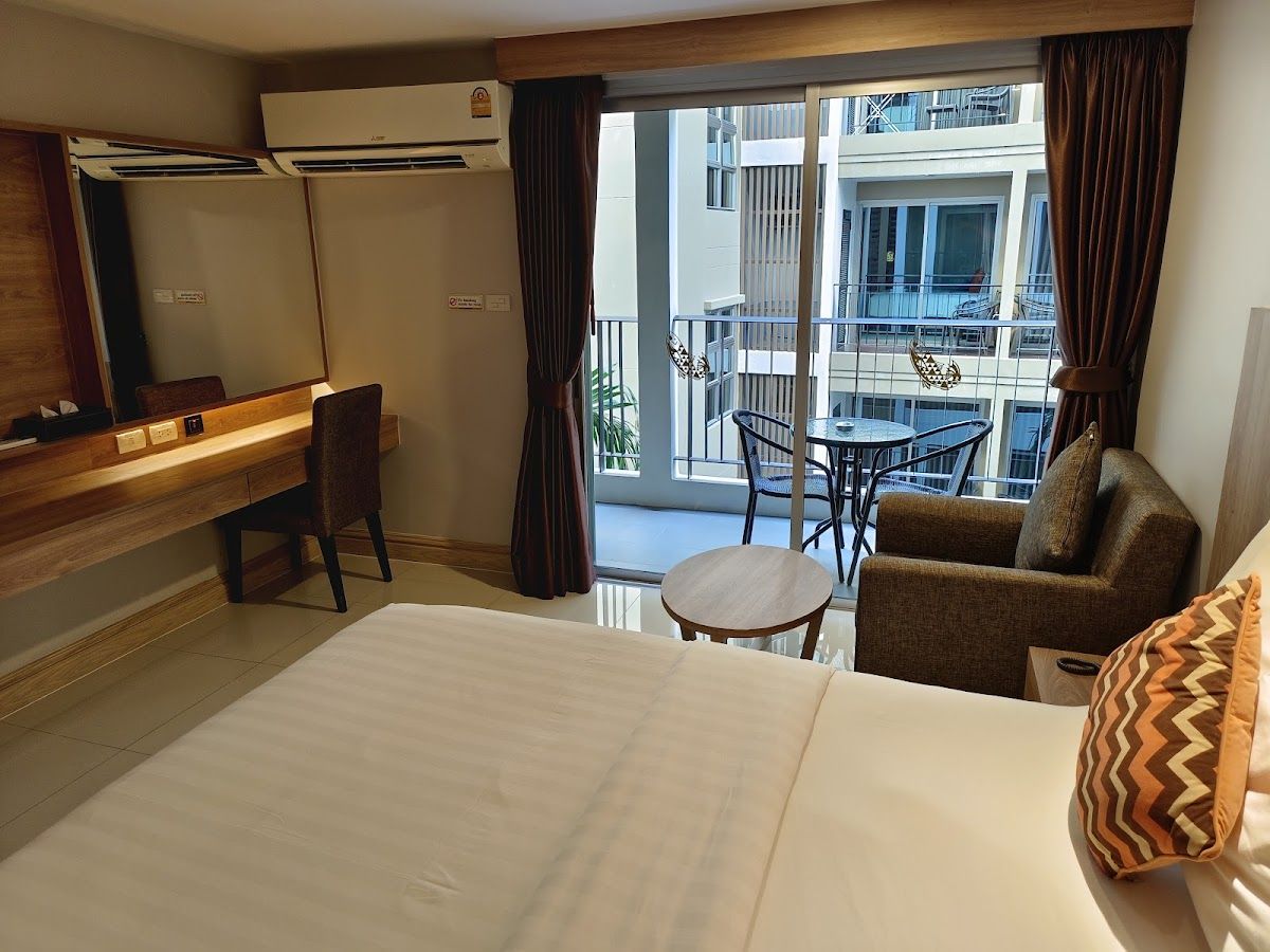 March Hotel Pattaya pool and grounds in Central Pattaya