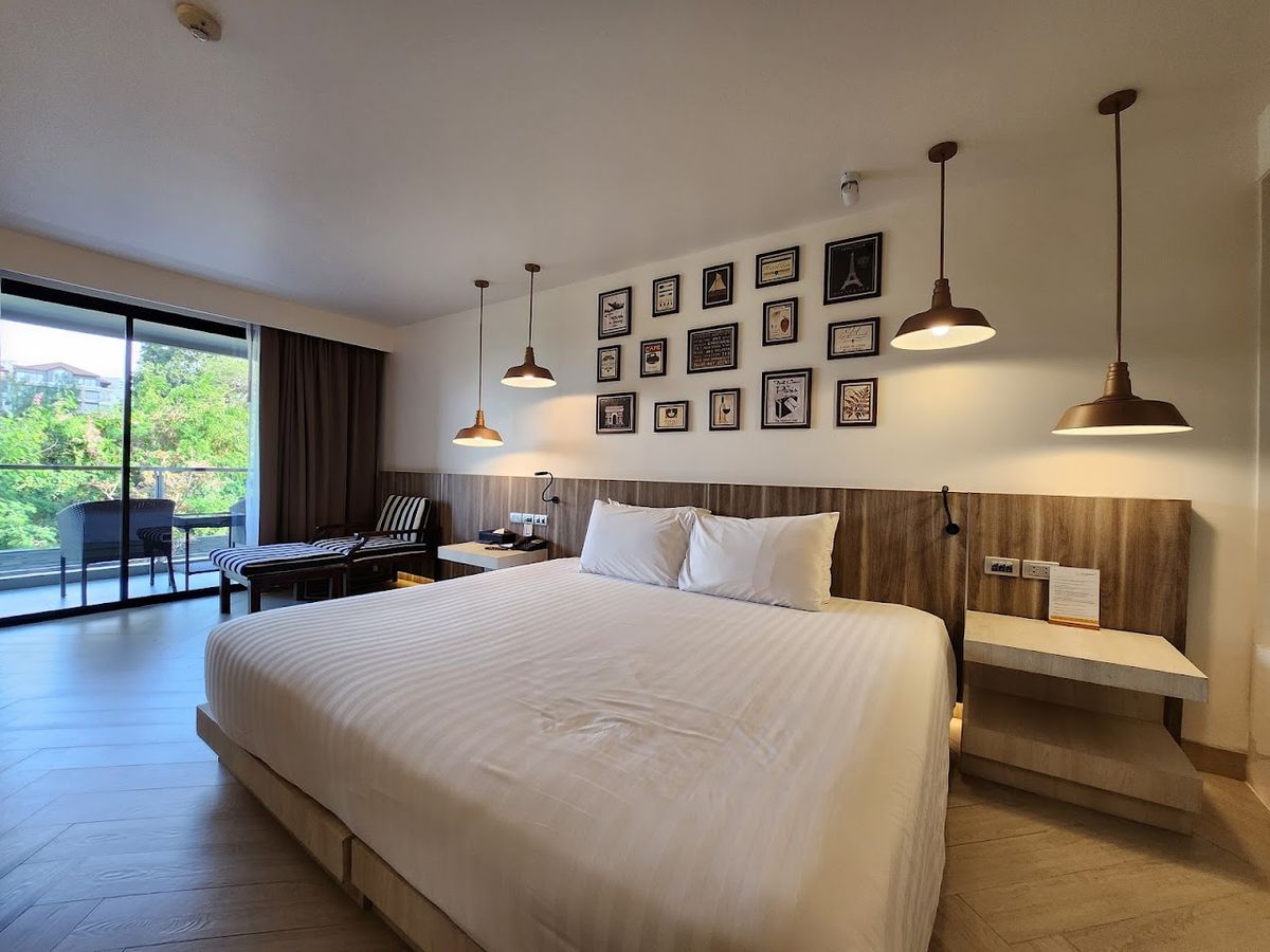 Mayaana Beach Resort Pattaya pool and grounds in Central Pattaya