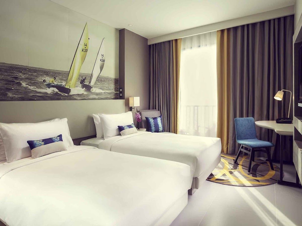 Mercure Pattaya Ocean Resort pool and grounds in Central Pattaya