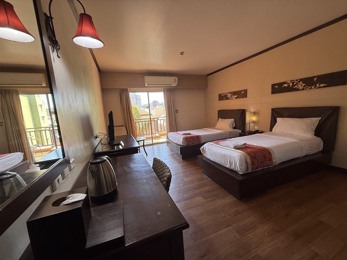 Mind Resort Pattaya pool and grounds in Central Pattaya