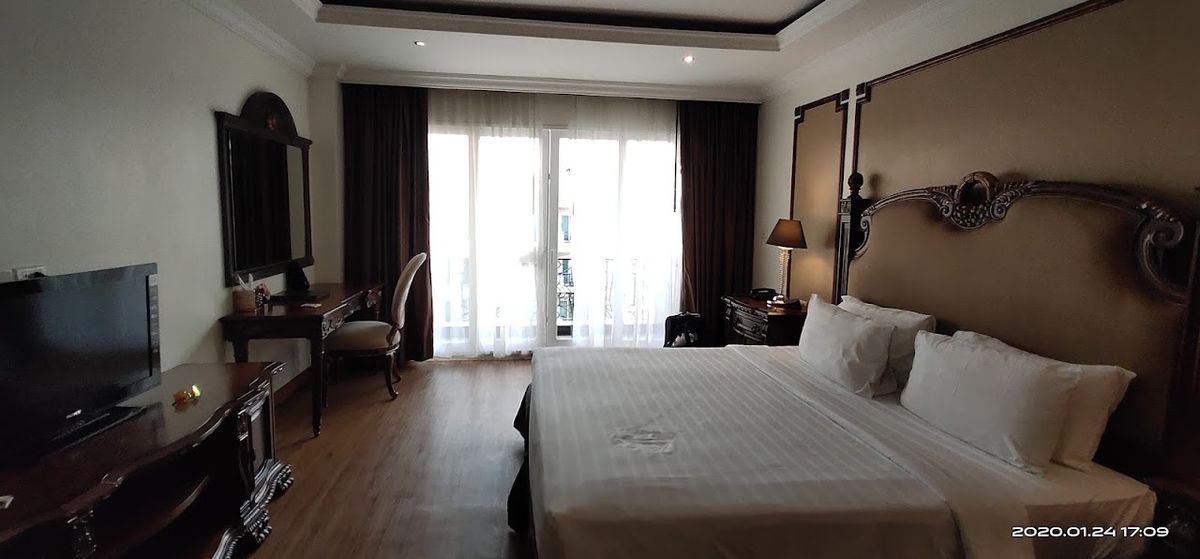 Miracle Suites pool and grounds in Central Pattaya