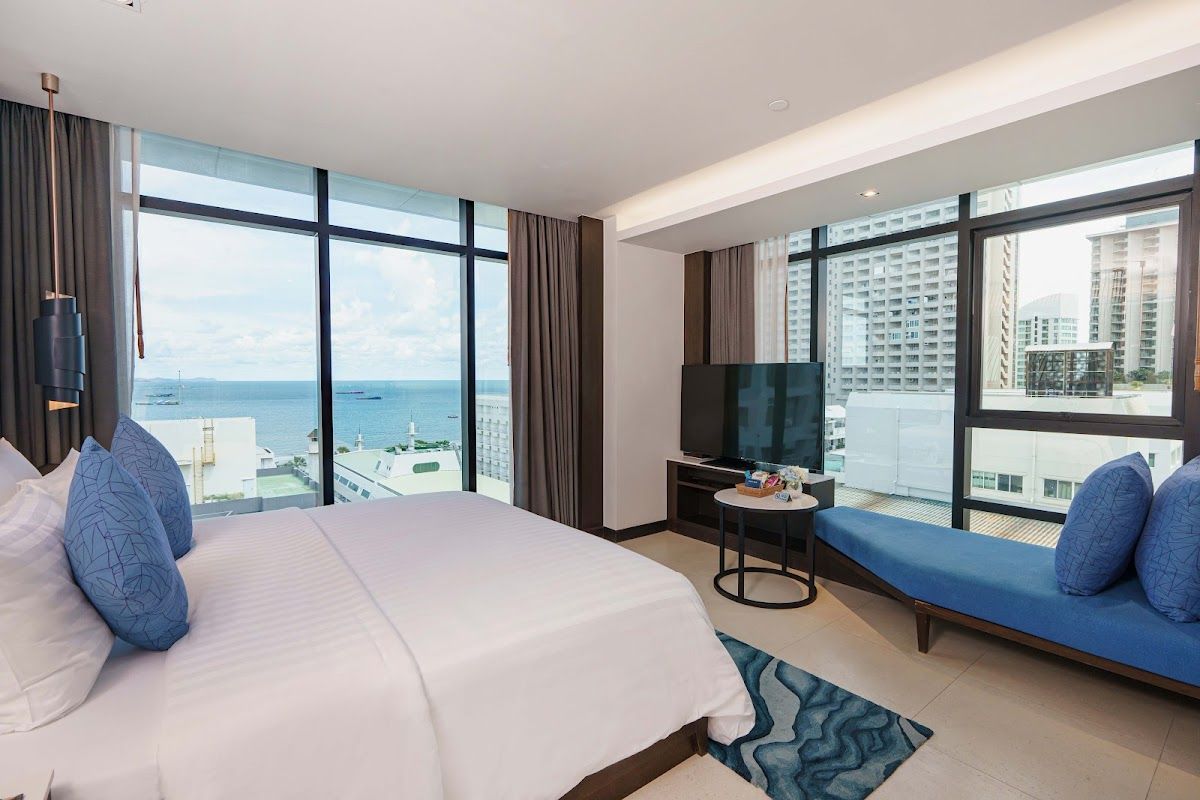 Mytt Hotel Pattaya pool and grounds in Central Pattaya
