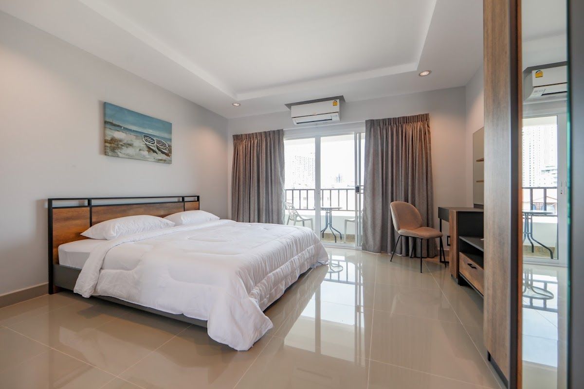 Nalanta Hotel Pattaya pool and grounds in Central Pattaya
