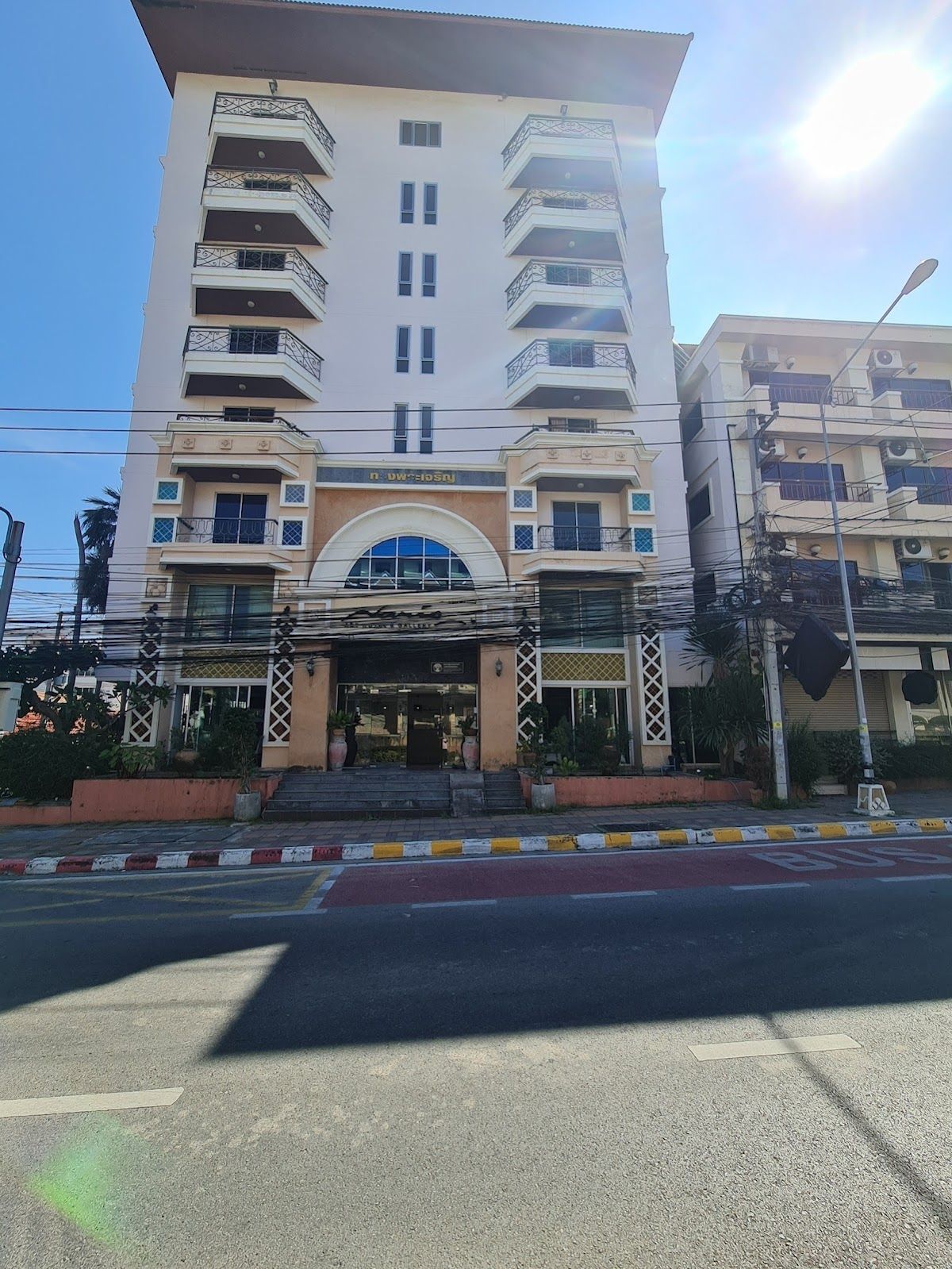 Naris Art Hotel exterior in Pratumnak Hill