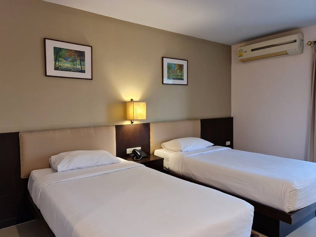 Naris Art Hotel pool and grounds in Pratumnak Hill