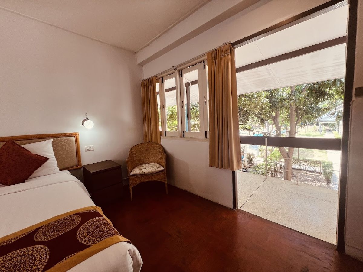 Nautical Inn Hotel pool and grounds in Central Pattaya