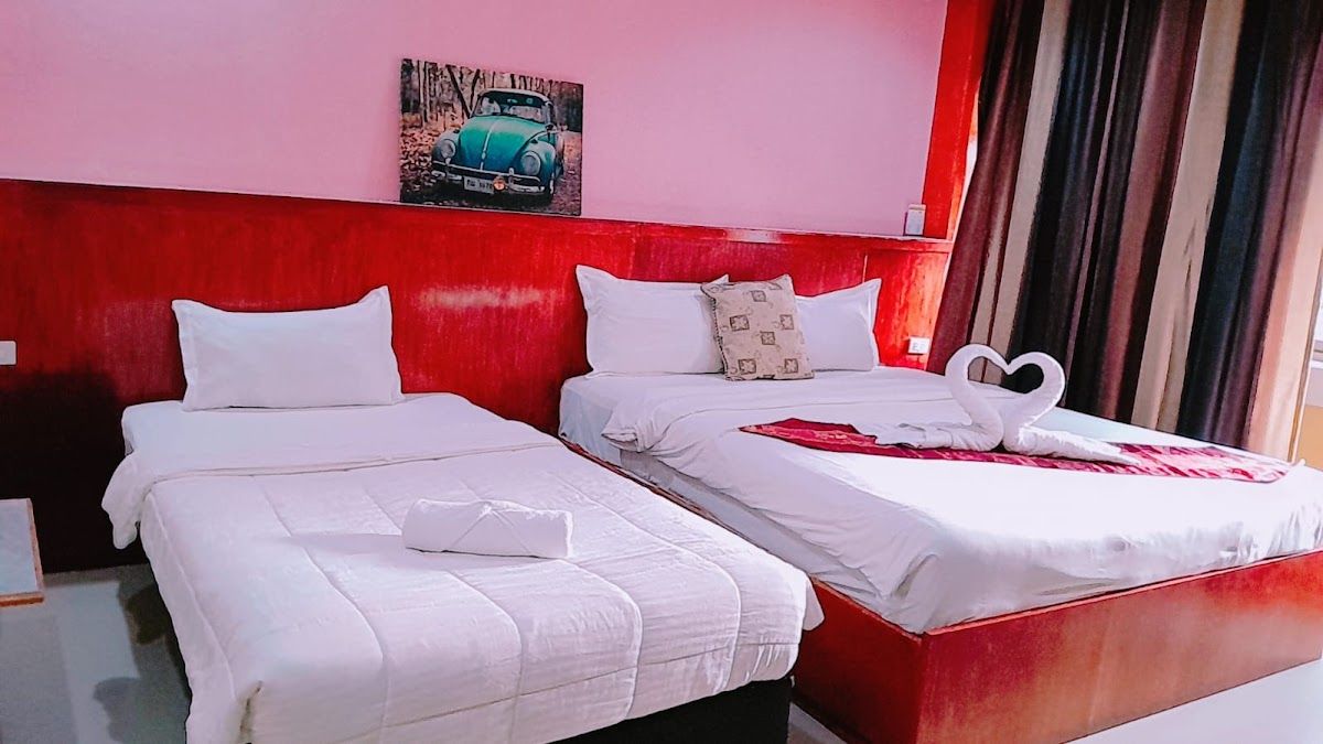 New Pind Balluchi Inn pool and grounds in Central Pattaya