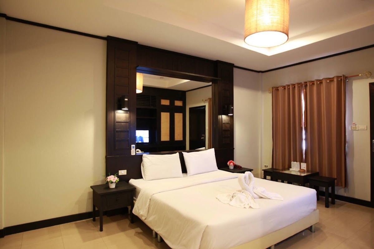 Nice Resort Pattaya pool and grounds in Central Pattaya