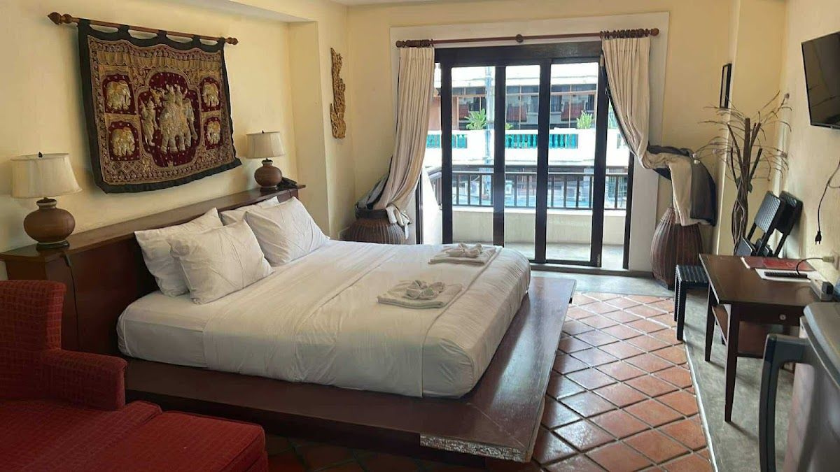 Nirvana Boutique Suites Hotel pool and grounds in Jomtien Beach